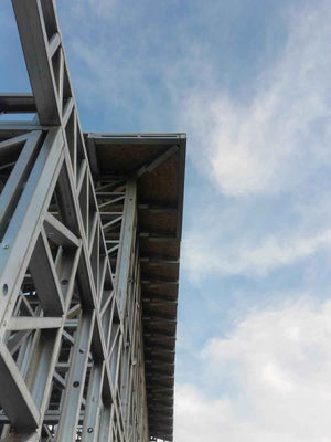 Montage de la structure métallique pour un projet de maison de 294 mètres carrés thumbnail