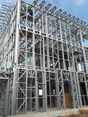 Montage de la structure métallique pour un projet de maison de 294 mètres carrés thumbnail