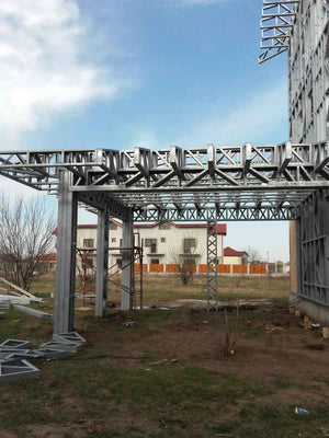Montage de la structure métallique pour un projet de maison de 294 mètres carrés thumbnail