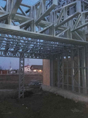 Montage de la structure métallique pour un projet de maison de 294 mètres carrés thumbnail
