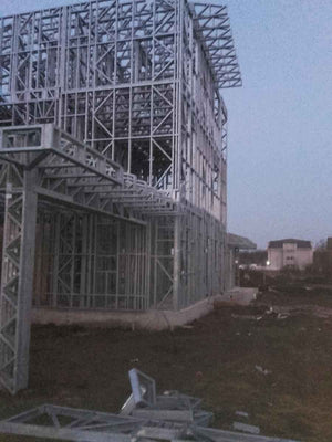 Montage de la structure métallique pour un projet de maison de 294 mètres carrés thumbnail