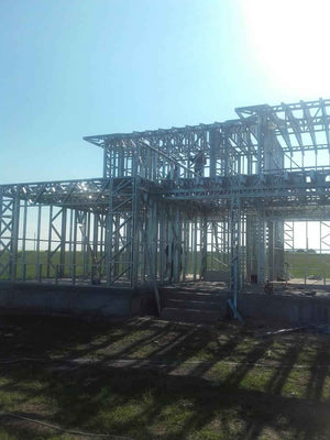 Montage de la structure métallique pour un projet de maison de 294 mètres carrés thumbnail