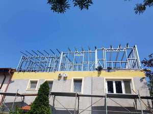 Application d'enduit décoratif sur une maison de plain-pied en construction thumbnail