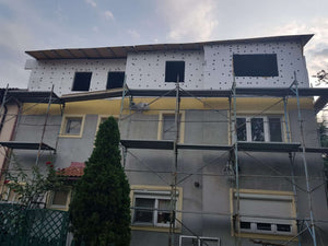 Application d'enduit décoratif sur une maison de plain-pied en construction thumbnail