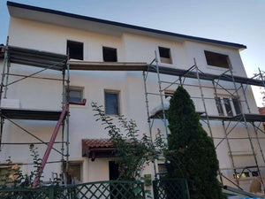 Application d'enduit décoratif sur une maison de plain-pied en construction thumbnail