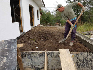 Construction d'une terrasse extérieure brute non couverte, au niveau de la fondation, pour le projet de maison de 260 mètres carrés
 thumbnail