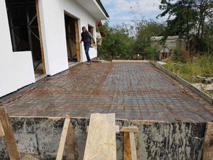 Construction d'une terrasse extérieure brute non couverte, au niveau de la fondation, pour le projet de maison de 260 mètres carrés
 thumbnail