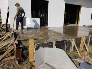 Construction d'une terrasse extérieure brute non couverte, au niveau de la fondation, pour le projet de maison de 260 mètres carrés
 thumbnail