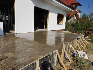Construction d'une terrasse extérieure brute non couverte, au niveau de la fondation, pour le projet de maison de 260 mètres carrés
 thumbnail