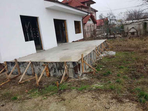 Construction d'une terrasse extérieure brute non couverte, au niveau de la fondation, pour le projet de maison de 260 mètres carrés
 thumbnail