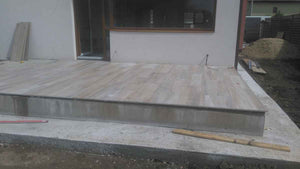 Terrasse extérieure non couverte carrelée projet de maison 191 mètres carrés thumbnail