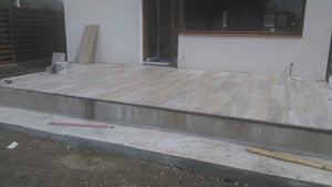 Terrasse extérieure non couverte carrelée projet de maison 191 mètres carrés thumbnail