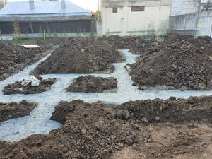Traçage des axes de construction, excavation et coulage de la semelle de fondation d'une maison de 198 mètres carrés thumbnail