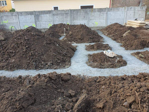 Traçage des axes de construction, excavation et coulage de la semelle de fondation d'une maison de 198 mètres carrés thumbnail