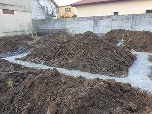 Traçage des axes de construction, excavation et coulage de la semelle de fondation d'une maison de 198 mètres carrés thumbnail