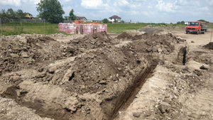 Traçage de la fondation du projet de maison et excavation mécanisée thumbnail