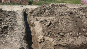 Traçage de la fondation du projet de maison et excavation mécanisée thumbnail