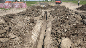 Traçage de la fondation du projet de maison et excavation mécanisée thumbnail