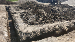 Traçage de la fondation du projet de maison et excavation mécanisée thumbnail