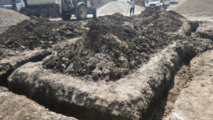 Traçage de la fondation du projet de maison et excavation mécanisée thumbnail