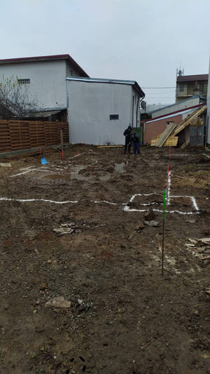 Traçage de l'excavation et mise en place de l'armature pour la fondation du projet de maison de 157 mètres carrés thumbnail