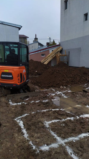 Traçage de l'excavation et mise en place de l'armature pour la fondation du projet de maison de 157 mètres carrés thumbnail