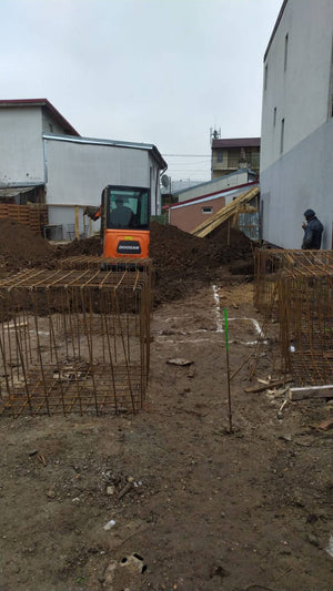 Traçage de l'excavation et mise en place de l'armature pour la fondation du projet de maison de 157 mètres carrés thumbnail