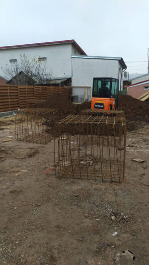 Traçage de l'excavation et mise en place de l'armature pour la fondation du projet de maison de 157 mètres carrés thumbnail