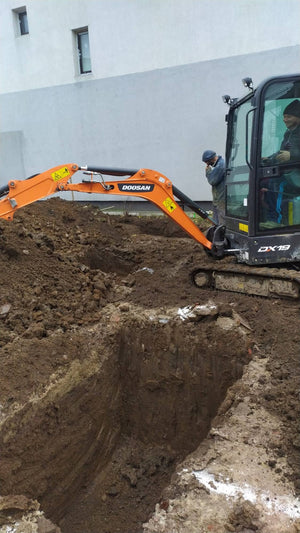 Traçage de l'excavation et mise en place de l'armature pour la fondation du projet de maison de 157 mètres carrés thumbnail