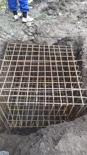 Traçage de l'excavation et mise en place de l'armature pour la fondation du projet de maison de 157 mètres carrés thumbnail