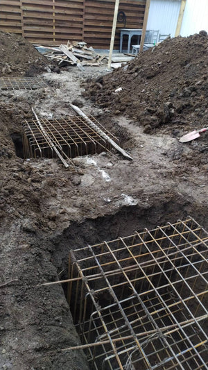 Traçage de l'excavation et mise en place de l'armature pour la fondation du projet de maison de 157 mètres carrés thumbnail