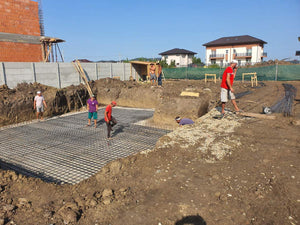 Couler une chape de nivellement et installer des armatures pour une dalle de sol thumbnail