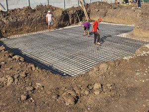 Couler une chape de nivellement et installer des armatures pour une dalle de sol thumbnail
