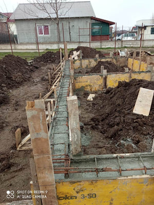 Couler des poutres de fondation pour un projet de maison rez-de-chaussée et étage à Berceni thumbnail