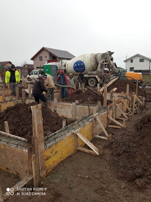 Couler des poutres de fondation pour un projet de maison rez-de-chaussée et étage à Berceni thumbnail