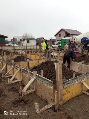 Couler des poutres de fondation pour un projet de maison rez-de-chaussée et étage à Berceni thumbnail
