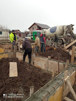 Couler des poutres de fondation pour un projet de maison rez-de-chaussée et étage à Berceni thumbnail