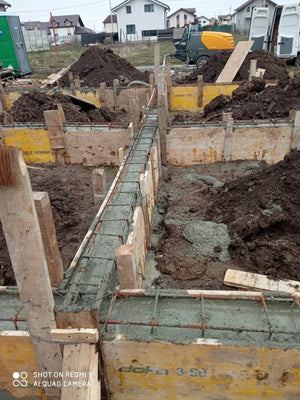 Couler des poutres de fondation pour un projet de maison rez-de-chaussée et étage à Berceni thumbnail