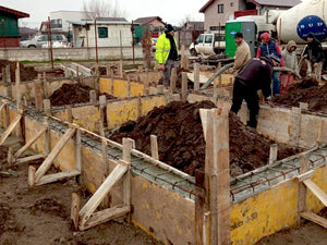 Couler des poutres de fondation pour un projet de maison rez-de-chaussée et étage à Berceni thumbnail