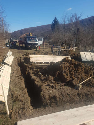 Couler du béton dans la semelle de fondation pour un projet de pension agrotouristique thumbnail