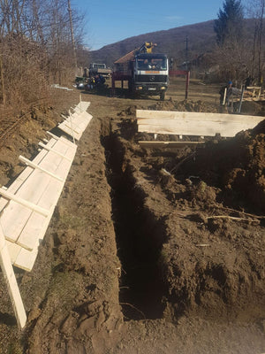 Couler du béton dans la semelle de fondation pour un projet de pension agrotouristique thumbnail