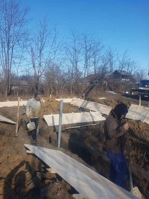 Couler du béton dans la semelle de fondation pour un projet de pension agrotouristique thumbnail
