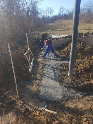Couler du béton dans la semelle de fondation pour un projet de pension agrotouristique thumbnail