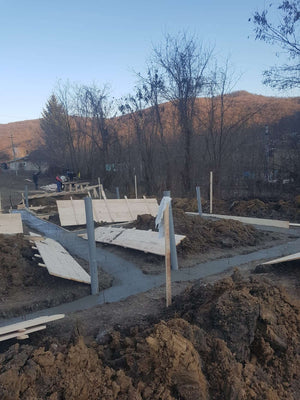Couler du béton dans la semelle de fondation pour un projet de pension agrotouristique thumbnail