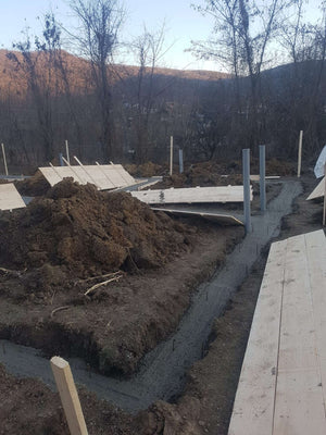 Couler du béton dans la semelle de fondation pour un projet de pension agrotouristique thumbnail
