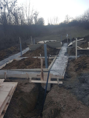 Couler du béton dans la semelle de fondation pour un projet de pension agrotouristique thumbnail