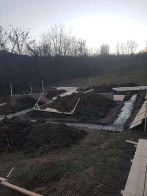Couler du béton dans la semelle de fondation pour un projet de pension agrotouristique thumbnail