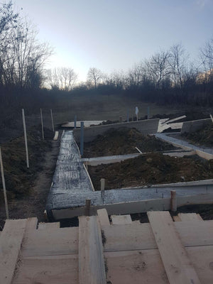 Couler du béton dans la semelle de fondation pour un projet de pension agrotouristique thumbnail
