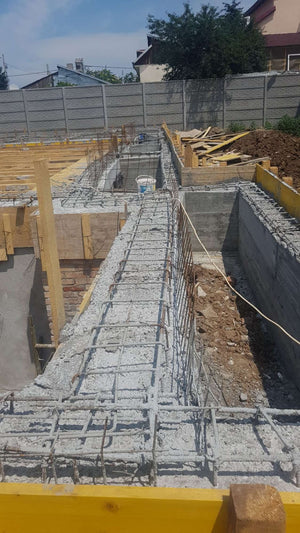 Couler, décoffrer et imperméabiliser les poutres de fondation pour un projet de halle de 240 mètres carrés thumbnail