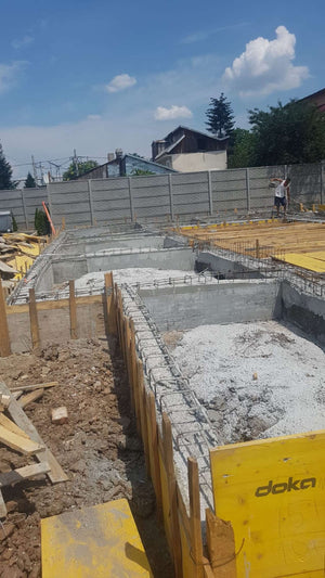 Couler, décoffrer et imperméabiliser les poutres de fondation pour un projet de halle de 240 mètres carrés thumbnail